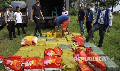 Sejumlah anggota Dit Narkoba Polda Metro Jaya memeriksa paket-paket sabu yang gagal diselundupkan di Dermaga eks Hotel Mandalika, Anyer, Serang, Banten, Kamis (13/7).