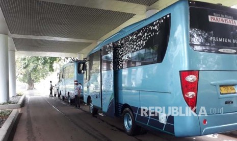 Sejumlah anggota DPD I partai Golkar datang ke Istana Bogor menggunakan dua minibus, Kamis (30/11). 