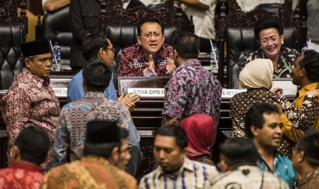 Sejumlah anggota DPD melakukan lobi kepada Pimpinan DPD Irman Gusman (tengah) dan Gusti Kanjeng Ratu Hemas saat disela sidang Paripurna di Gedung Parlemen Senayan, Jakarta, Senin (11/4). (Antara/ M Agung Rajasa)