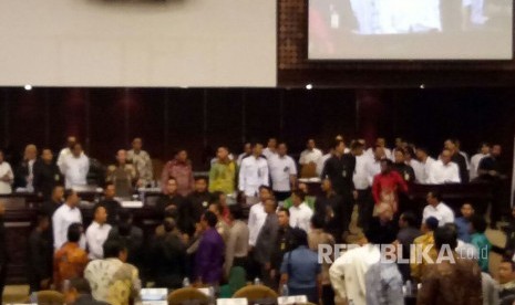 Sejumlah anggota DPD RI terlibat kericuhan sebelum Sidang Paripurna dimulai, di Gedung Nusantara V, Kompleks Parlemen, pada Senin (3/4).