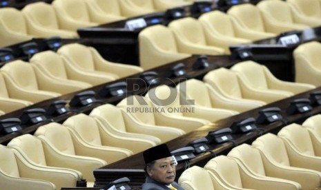 Sejumlah anggota DPR berada di antara kursi-kursi kosong yang penghuninya tidak hadir dalam sidang paripurna di Gedung Nusantara, Kompleks Parlemen, Jakarta, Jumat (15/8).(Republika/Aditya Pradana Putra)