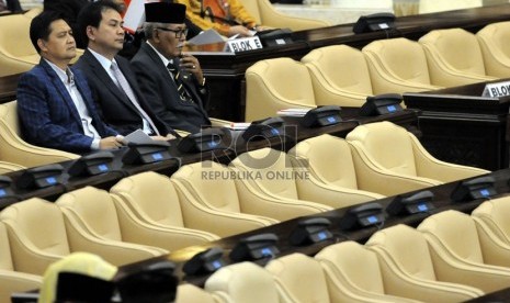 Sejumlah anggota DPR berada di antara kursi-kursi kosong yang penghuninya tidak hadir dalam sidang paripurna di Gedung Nusantara, Kompleks Parlemen, Jakarta, Jumat (15/8).(Republika/Aditya Pradana Putra)