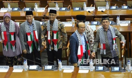 Sejumlah anggota DPR mengenakan syal bergambar negara Palestina pada Rapat Paripurna ke-14 di Kompleks Parlemen, Senayan, Jakarta, Senin (11/12).