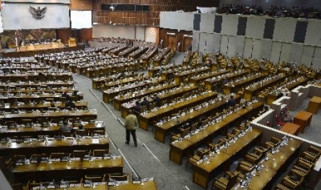 Sejumlah anggota DPR mengikuti Rapat Paripurna di Gedung Parlemen, Senayan, Jakarta.