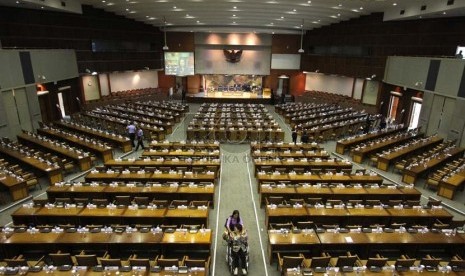  Sejumlah anggota DPR mengikuti sidang paripurna Pembukaan Masa Persidangan III Tahun Sidang 2013-2014 di Kompleks Parlemen, Senayan, Jakarta, Rabu (15/1).    (Republika/Adhi Wicaksono)