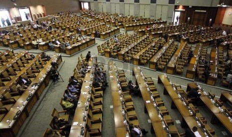  Sejumlah anggota DPR mengikuti sidang paripurna Pembukaan Masa Persidangan III Tahun Sidang 2013-2014 di Kompleks Parlemen, Senayan, Jakarta, Rabu (15/1).    (Republika/Adhi Wicaksono)