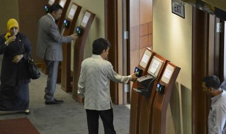 Sejumlah anggota DPR merekam sidik jarinya ke mesin penanda kehadiran sebelum mengikuti sidang paripurna di Kompleks Parlemen, Senayan, Jakarta, Rabu (15/1).   (Antara/Widodo S. Jusuf)