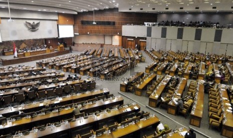  Sejumlah Anggota DPR RI mengikuti Sidang Paripurna pembukaan masa sidang II tahun 2015-2016 di Kompleks Parlemen, Jakarta, Senin (16/11).   (Republika/Rakhmawaty La'lang)