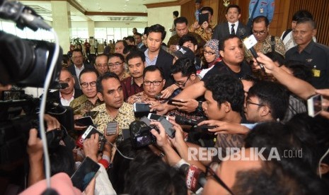 Sejumlah anggota DPR yang menolak hak angket KPK dan 'walkout' saat Rapat Paripurna DPR memberi keterangan pers di Kompleks Parlemen, Senayan, Jakarta, Jumat (28/4). 