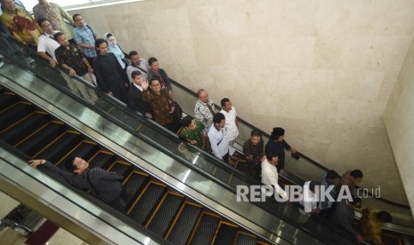 Sejumlah anggota DPR yang menolak hak angket KPK melakukan 'walk out' saat Rapat Paripurna DPR di Kompleks Parlemen, Senayan, Jakarta, Jumat (28/4). 