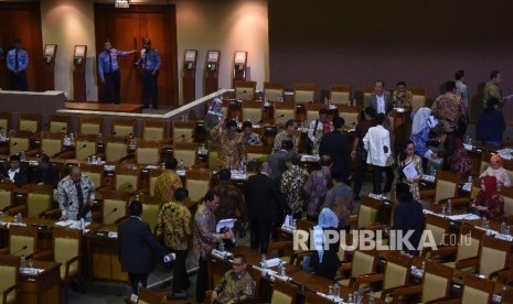 Sejumlah anggota DPR yang menolak hak angket KPK melakukan 'walk out' saat Rapat Paripurna DPR di Kompleks Parlemen, Senayan, Jakarta, Jumat (28/4). 