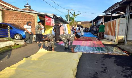 Sejumlah anggota GP Ansor ikut membantu pelaksanaan sholat id jamaah Muhammadiyah di Masjid Arrahman Perumahan Bumi Citra Rajapolah, Kecamatan Rajapolah, Kabupaten Tasikmalaya, Jumat (21/4/2023). GP Ansor Ikut Jaga Keamanan Sholat Idul Fitri di Rajapolah Tasikmalaya