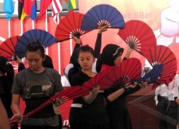 Sejumlah anggota Ikatan Pencak Silat Indonesia (IPSI) melakukan gladi bersih pembukaan pertandingan pencak silat di Padepokan Pencak Silat Taman Mini Indonesia Indah Jakarta.