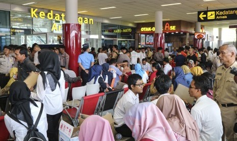 Sejumlah anggota keluarga korban jatuhnya pesawat Lion Air JT-610 rute Jakarta-Pangkalpinang berada di ruang kedatangan Bandara Depati Amir, Pangkalpinang, Bangka Belitung (29/10/2018).