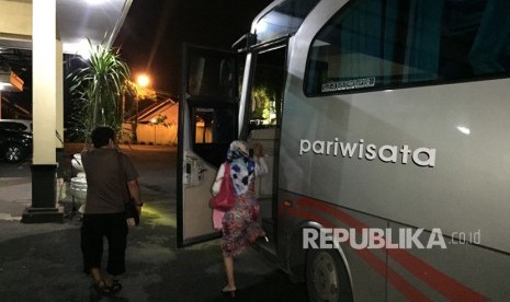  Sejumlah anggota keluarga terduga teroris tiba di Mapolres Tasik  pada Jumat (14/12) setelah menjenguk terduga teroris di Jakarta. Kedatangan  mereka disambut oleh Kapolres Tasikmalaya Kota, AKB Febry Kurniawan Ma'ruf  yang juga sempat menyampaikan pembinaan kepada anggota keluarga tersebut.