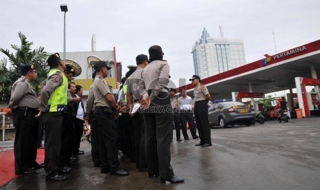  Sejumlah anggota kepolisan melakukan apel dalam rangka pengamanan SPBU di kawasan Pramuka, Jakarta Pusat, Senin (17/6).    (Republika/Prayogi)