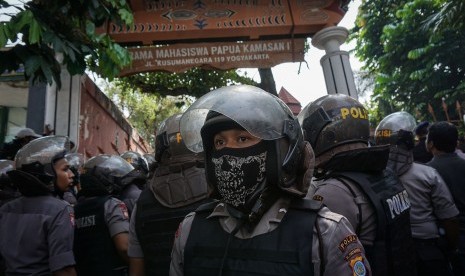 Sejumlah anggota kepolisian berjaga di depan Asrama Mahasiswa Papua di Yogyakarta, Jumat (15/7).