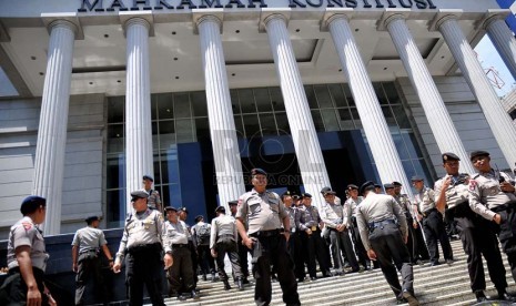 Sejumlah anggota kepolisian berjaga di Gedung Mahkamah Konstitusi (MK), Jakarta,