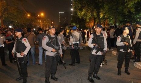  Sejumlah anggota kepolisian melakukan olah TKP penembakan anggota Provos Mabes Polri Bripka Sukardi di depan Gedung KPK Jakarta, Selasa (10/9).  (Republika/Adhi Wicaksono)