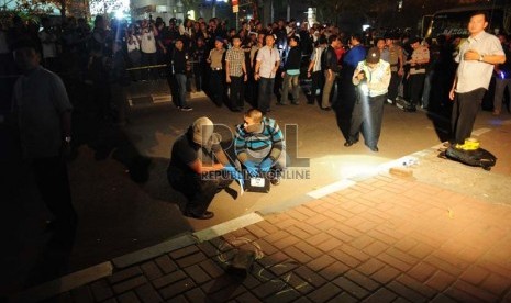 Sejumlah anggota kepolisian melakukan olah TKP penembakan seorang anggota kepolisian di depan gedung KPK, Jakarta, Selasa (10/9) malam. (Republika/Edwin Dwi Putranto)