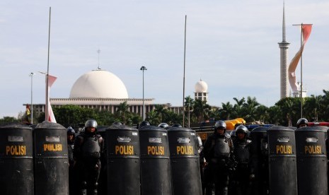 Sejumlah anggota kepolisian mengikuti apel gelar pasukan pengamanan aksi bela Islam jilid III (212) di Monas, Jakarta, Kamis (1/12).