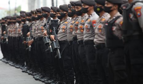 Sejumlah anggota kepolisian mengikuti apel pasukan di kawasan Tambak Rejo, Surabaya, Jawa Timur. Dirlantas Polda Jatim, Kombes Pol Latief Usman mengaku terus mematangkan persiapan menyambut musim mudik Lebaran Idul Fitri 1443 H. Latief menyebut, ada empat jalur di Jatim yang mendapatkan perhatian ekstra saat musim mudik lebaran. Yakni jalur Pantura, jalur tengah, jalur lingkar selatan, dan jalan tol.