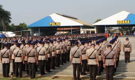 Sejumlah anggota Kepolisian mengikuti upacara peringatan HUT ke- 65 Polisi Air dan Udara (Polairud) di Markas Korps Direktorat Polisi Udara Baharkam Polri, Pondok Cabe, Tangerang Selatan, Selasa (1/12).