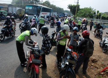 Sejumlah anggota Kepolisian Metro Tangerang menggelar razia di jalan Daan Mogot, Tangerang, Banten, Senin (18/7). Razia antara lain ditujukan untuk memberikan rasa aman kepada masyarakat menjelang bulan Ramadhan. 