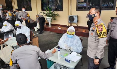 Sejumlah anggota kepolisian yang akan melakukan pengamanan pilkada Kabupaten Tasikmalaya menjalani rapid test di halaman Mako Polresta Tasikmalaya, Senin (7/12). 