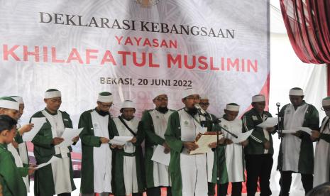 Sejumlah anggota Khilafatul Muslimin saat mendekrlarasikan diri mengakui NKRI (Negara Kesatuan Republik Indonesia) di Bekasi, Jawa Barat, Senin (20/6/2022). Aksi serupa juga dilaksanakan Jamaah Khilafatul Muslimin di Bandar Lampung. (ilustrasi)