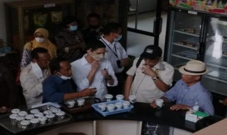 Petani Kakao Didorong Manfaatkan KUR Pertanian. Foto: Sejumlah anggota Komisi IV DPR tengah meminum coklat dari buah kakao di Taman Taman Teknologi Pertanian, Kabupaten Gunung Kidul, Yogyakarta, Sabtu (10/4).