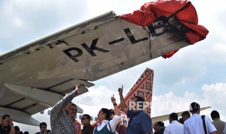 Sejumlah anggota Komisi V DPR RI melihat kondisi pesawat Batik Air yang mengalami tabrakan di Runway beberapa waktu lalu Bandara Halim Perdanakusuma, Jakarta, Kamis (7/4).(Republika/Rakhmawaty La'lang)