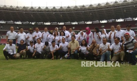 Sejumlah anggota Komisi X DPR RI berpose bersama Ketua INASGOC Erick Thohir saat mengunjungi Stadion Utama Gelora Bung Karno (GBK) Senayan, Jakarta, yang menjadi venue Asian Games 2018, Rabu (24/1).