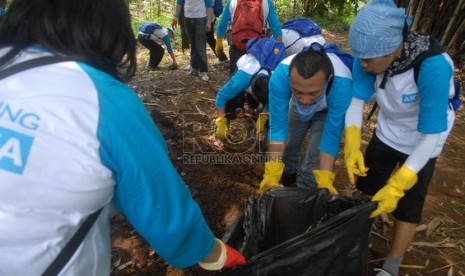 Sejumlah anggota Komunitas Peduli Ciliwung dan Greeneration Indonesia membersihkan sampah yang terdapat di bantaran Kali Ciliwung di kawasan Condet, Jakarta Timur, Senin (11/11).  (Republika/Rakhmawaty La'lang)