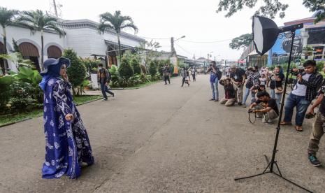 Sejumlah anggota komunitas Penghobi Foto Kota Bogor memotret model dengan busana muslimah di Alun-alun Kota Bogor, Jawa Barat, Ahad (18/9/2022). Kegiatan hunting foto model hijab yang diadakan Pewarta Foto Indonesia (PFI) Bogor ini selain untuk forum diskusi juga untuk mempromosikan wisata di Kota Bogor.