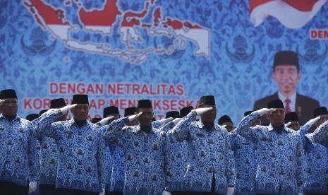 Sejumlah anggota Korps Pegawai Republik Indonesia (Korpri) mengikuti upacara peringatan HUT ke-44 Korpri di Lapangan Makodam V/Brawijaya Surabaya, Jawa Timur, Senin (30/11). 