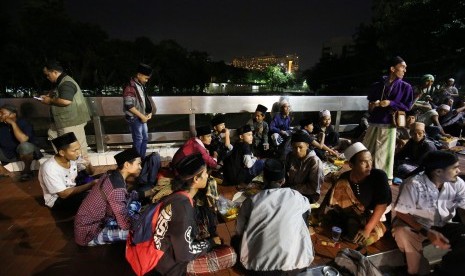 Sejumlah anggota Ormas Islam dari berbagai daerah berkumpul di halaman Mesjid Istiqlal, Jakarta Pusat, Kamis (3/11). Sebagian dari mereka akan menginap untuk persiapan aksi demontrasi yang akan berlangsung Jumat 4 November. 