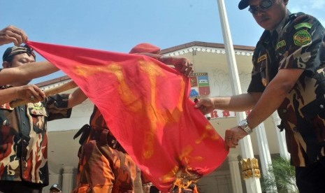 Sejumlah anggota ormas membakar bendera komunis saat deklarasi Gerakan Masyarakat Anti Komunis di Plaza Balaikota, Bogor, Jawa Barat, Senin (23/5). 