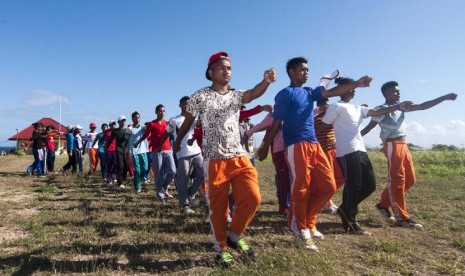   Sejumlah anggota Paskibra HUT ke-69 RI, melakukan latihan di lapangan upacara Kecamatan Selaru, Desa Adaut, Pulau Selaru, Maluku Tenggara Barat, Maluku, Selasa (12/8). (Antara/Embong Salampessy)