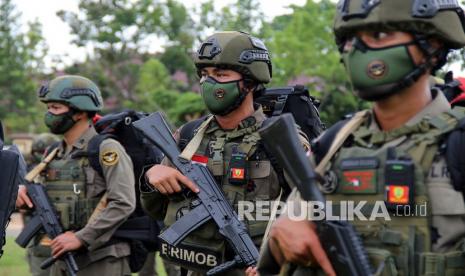 Sejumlah anggota pasukan Satgas Pamrahwan berbaris setelah tiba di Polda Kalbar di Pontianak, Selasa (25/1/2022). Sebanyak 98 personel Sat Brimob Polda Kalbar yang tergabung dalam Satuan Tugas Pengamanan Daerah Rawan (Satgas Pamrahwan) kembali ke Kalbar setelah bertugas selama 343 hari di Kabupaten Puncak, Papua. (Ilustrasi)