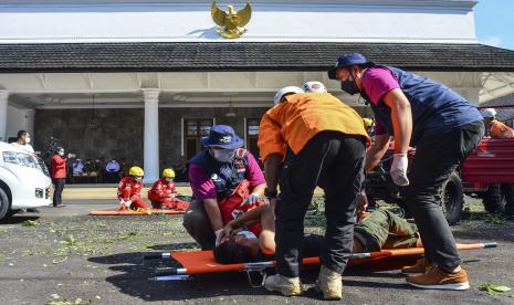 Sejumlah anggota penyelamat kebencanaan mengevakuasi korban saat simulasi dalam Apel Siaga Bencana di Halaman Pendopo Kabupaten Ciamis, Jawa Barat, Senin (29/11/2021). Kegiatan itu guna meningkatkan kesiapsiagaan menghadapi ancaman bencana hidro meteorologi menjelang puncak musim hujan.