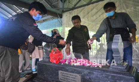 Sejumlah anggota Persatuan Wartawan Indonesia (PWI) Kudus menabur bunga di makam Raden Mas Panji Sosrokartono, Kaliputu, Kudus, Jawa Tengah, Rabu (9/2/2022). Ziarah makam tokoh yang merupakan pahlawan nasional kakak dari RA Kartini sekaligus wartawan Perang Dunia I pada tahun 1914 di media The New York Herald Tribune itu dalam rangka memperingati Hari Pers Nasional (HPN).