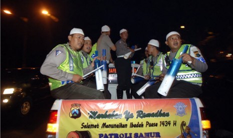 Patroli Sahur Digencarkan untuk Antisipasi Kejahatan di Bulan Ramadhan. Foto:   Sejumlah anggota polisi memukul kentongan ketika patroli membangunkan sahur warga. (ilustrasi) 