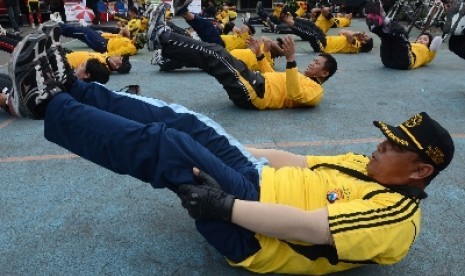  Sejumlah anggota polisi mengikuti olahraga di Mapolres Pelabuhan Tanjung Perak, Surabaya, Jatim,