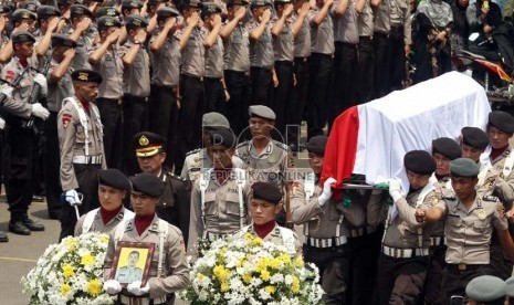   Sejumlah anggota polisi mengikuti upacara pelepasan jenazah almarhum Bripka Sukardi di lapangan Asrama Polri, Cipinang Baru, Jakarta Timur, Rabu (11/09). (Republika/Adhi Wicaksono)