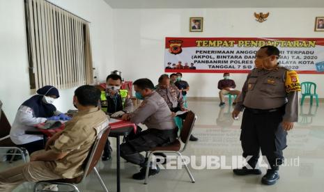 Sejumlah anggota polisi, tentara, dan ormas, melakukan donor darah secara sukarela di Polres Tasikmalaya Kota, Rabu (8/4).