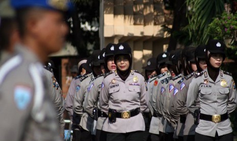 Sejumlah anggota Polisi Wanita (polwan) memakai jilbab saat mengikuti apel penutupan Operasi Cipta Kondisi Kamtibmas di halaman Mapolres Sidoarjo, Jawa Timur, Jumat (22/11).