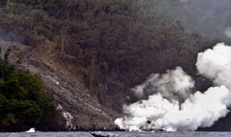 Lokasi guguran material vulkanik Gunung Karangetang di Pulau Siau, Kabupaten Kepulauan Sitaro, Sulawesi Utara, Kamis (7/2/2019).