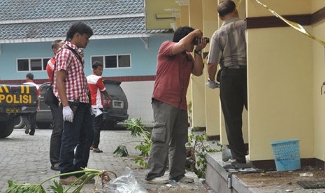    Sejumlah anggota Polres Semarang melakukan identifikasi  pascaperusakan Hotel Citra Dewi di Bandungan, Kabupaten Semarang, Sabtu (15/3).