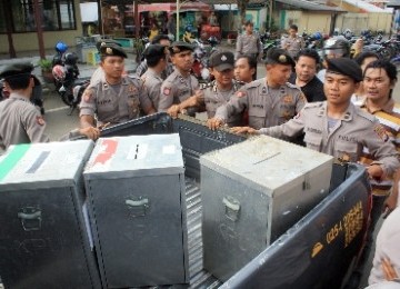 Sejumlah anggota Polres Serang sedang mengawal kotak suara Pemilihan Gubernur dan Wakil Gunermur Banten dari TPS menuju tempat penghitungan dalam simulasi pengamanan Pilgub Banten.